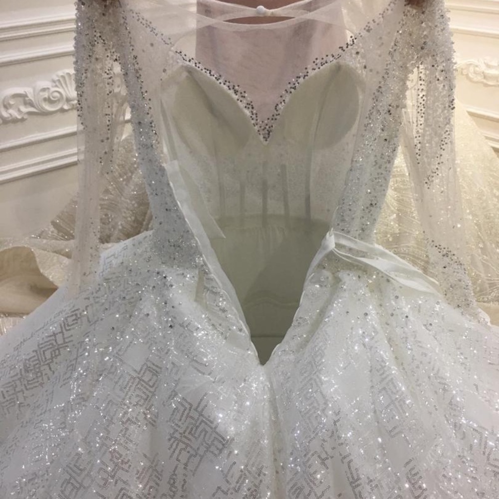Wedding dress - Picture 2 of 10